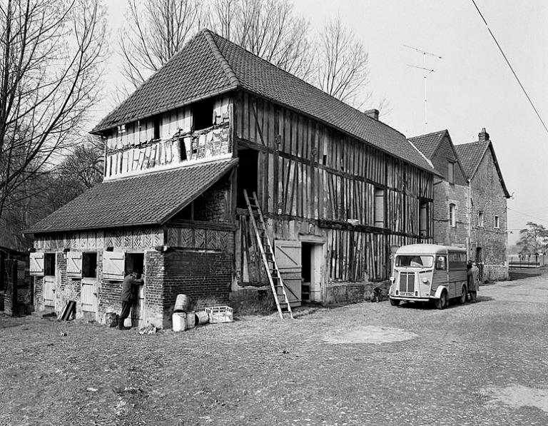 Vue d'ensemble des dépendances attenantes au moulin (au premier plan) et des murs pignons du moulin (à l'arrière plan) depuis le sud-ouest..