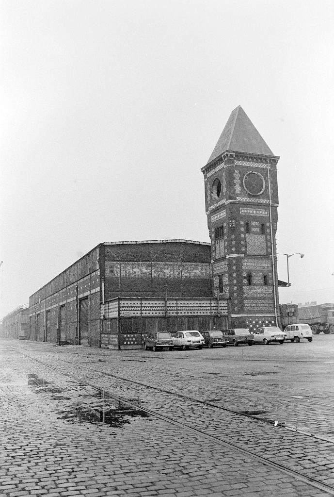 Vue générale prise de l'Est. ; Vue générale prise de l'Est avec, au premier plan, la tour de l'accumulateur hydraulique-marégraphe.