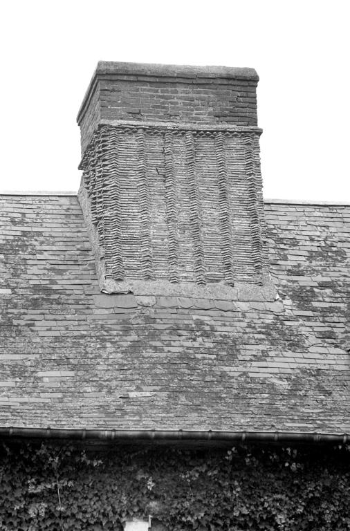 Logis, détail de la souche de cheminée.- Photographie de l'Inventaire général, 1979. 