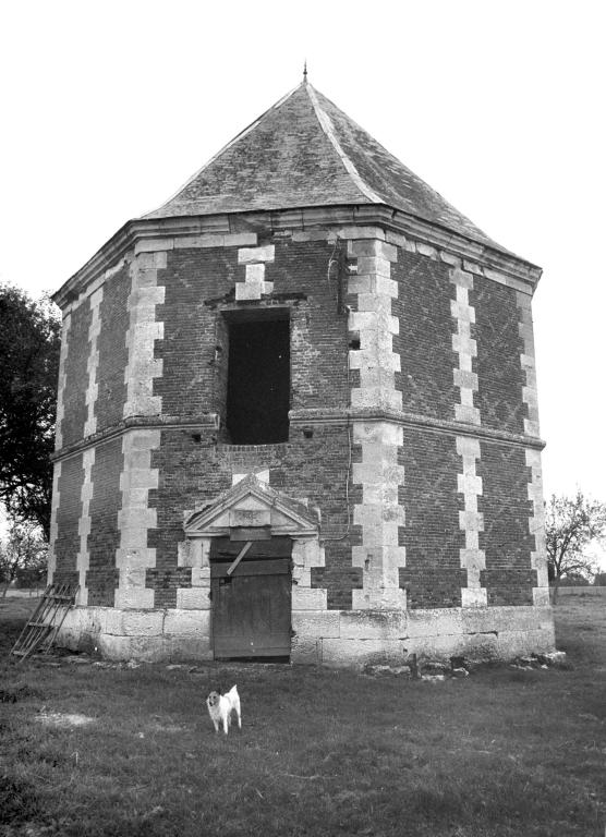 Colombier.- Photographie de l'Inventaire général, 1979. 