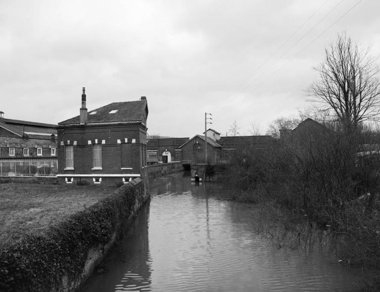 Canal de fuite au premier plan et logement du gardien (bâtiment 1 du plan Mauge), depuis l'ouest (état en 1980).