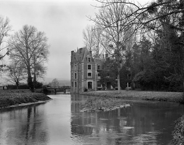 Vue générale du château et du parc depuis l'aval de l'Andelle.