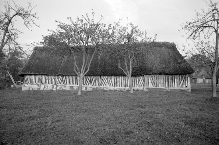 Bergerie, étable et laiterie, façade arrière.- Photographie de l'Inventaire général, 1980