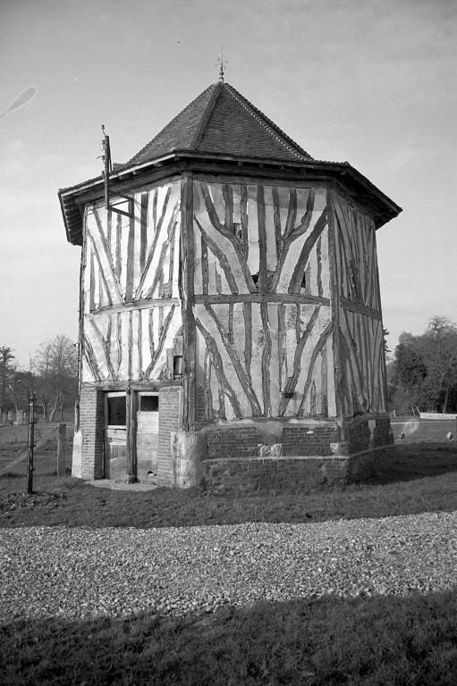 Colombier.- Photographie de l'Inventaire général, 1980. 