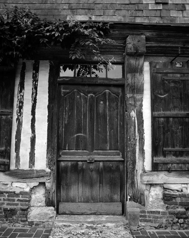 Façade principale, détail d'une porte.- Photographie de l'Inventaire général, 1980. 