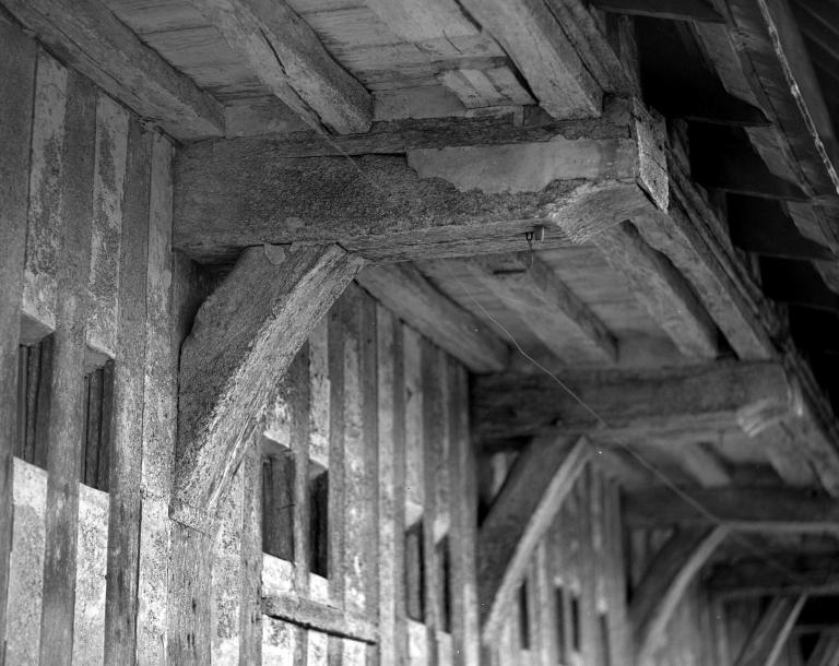 Façade nord, détail des poutres soutenant la galerie.- Photographie de l'Inventaire général, 1980. 