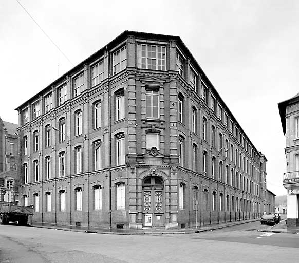 Bureaux et magasin industriel, élévation sur rue.