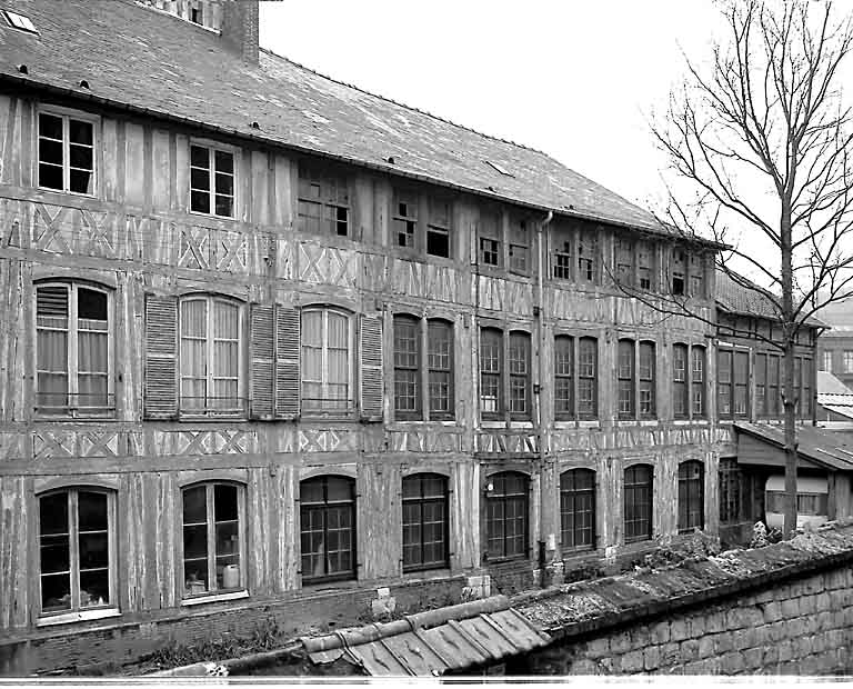 Atelier de fabrication, élévation ouest sur cour.
