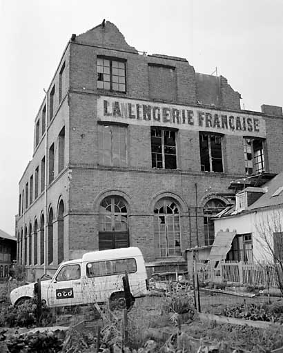 Atelier de fabrication en cours de démolition, vue prise du sud-ouest.