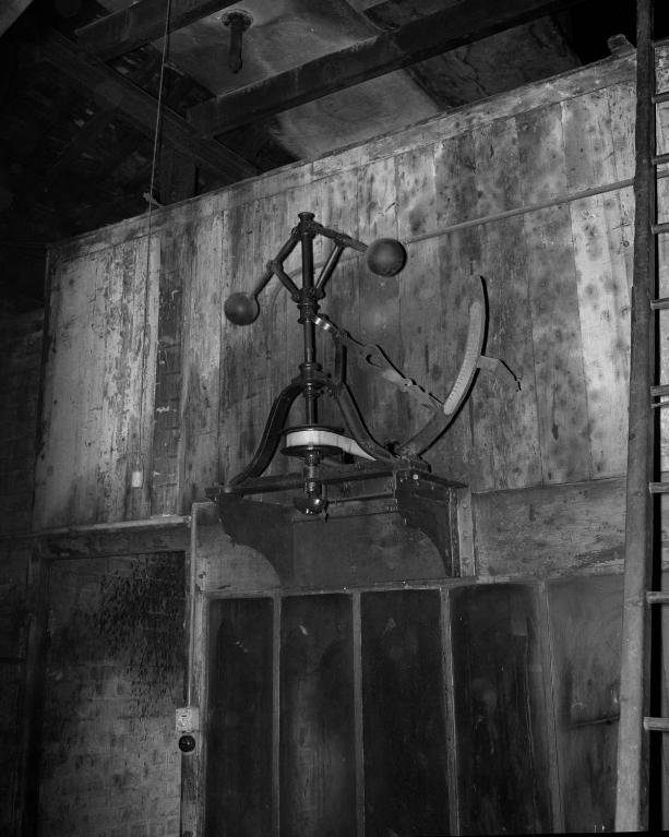 Atelier de fabrication, vue intérieure, régulateur à boules (état en 1985).