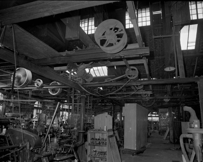 Atelier de fabrication, vue intérieure, machines et système de transmission de l'énergie hydraulique (état en 1985).