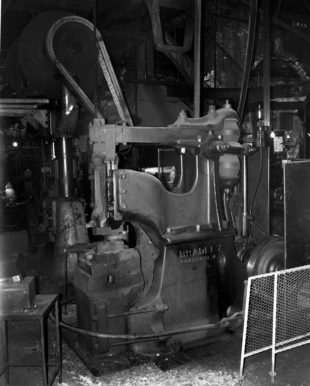Atelier de fabrication, vue intérieure, mortaise à emboutir de marque Bradley datant de 1909 (état en 1985).
