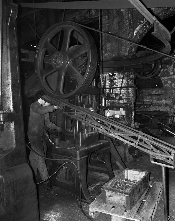 Atelier de fabrication, vue intérieure, petit marteau pilon datant de 1909 (état en 1985).
