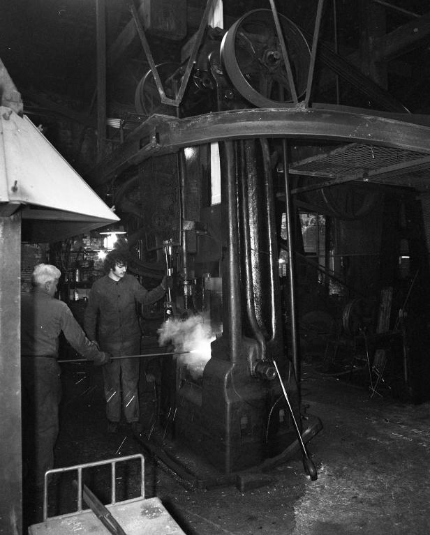 Atelier de fabrication, vue intérieure, gros marteau pilon datant de 1909 (état en 1985).