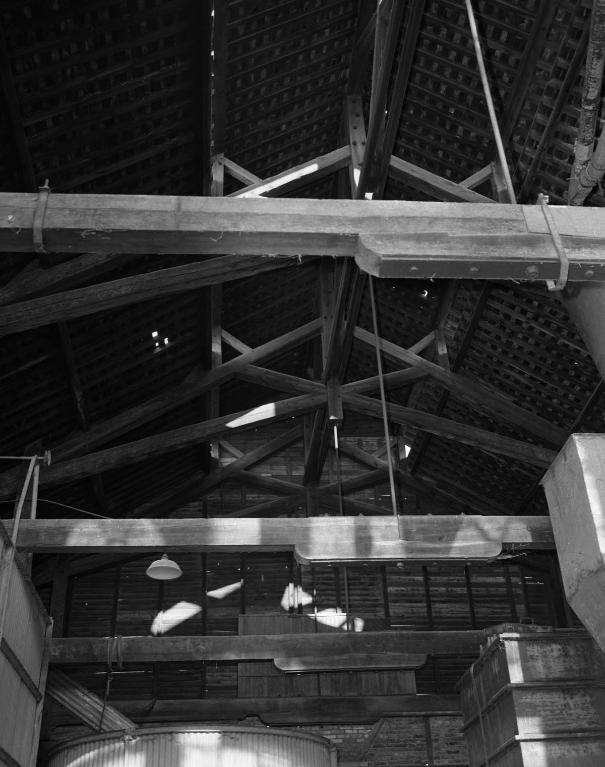 Atelier de fabrication principal,corps de bâtiment est, vue intérieure, détail de la charpente (état en 1985).
