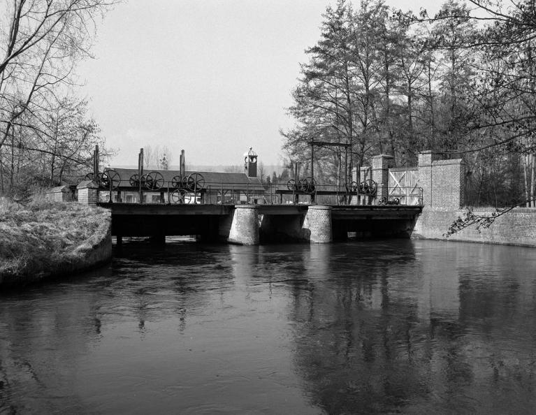 Canal et vannages de décharge (état en 1985).
