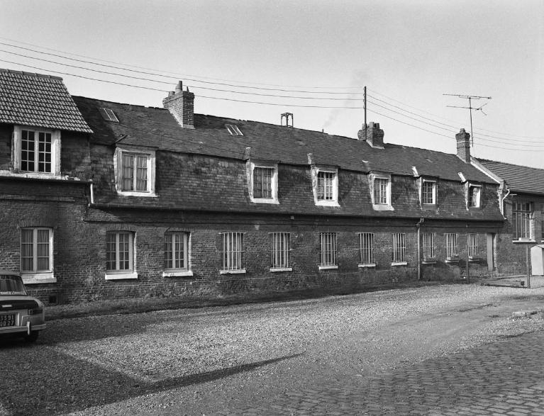 Les premiers logements ouvriers (bâtiment 27 du plan de 1940 par Mauge), vue générale (état en 1985).