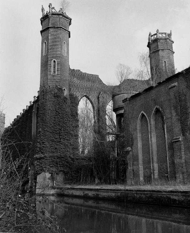 Vue générale du pignon ouest de la grande filature depuis le canal d'amenée.