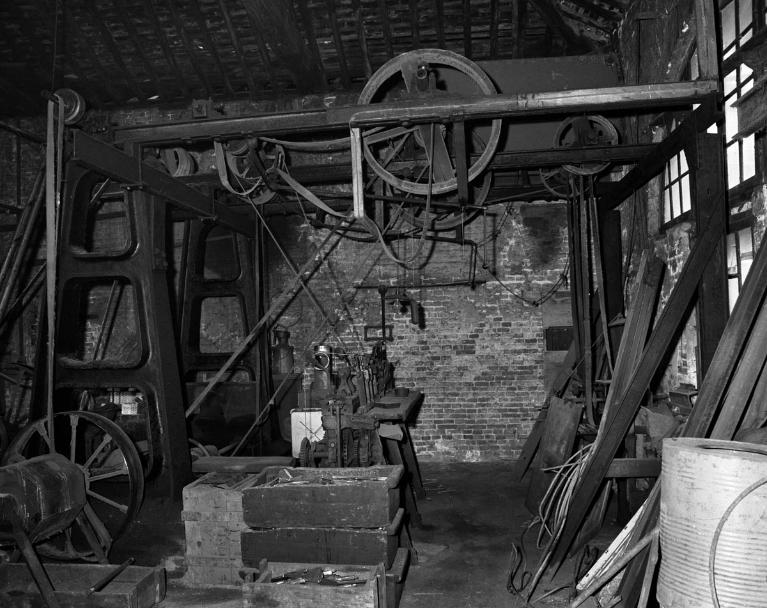 Atelier de fabrication, vue intérieure,  machine à étirer le laiton de marque Leon Simonin installée dans les années 1880 et réutilisée par la taillanderie Soubeyran (état en 1985).