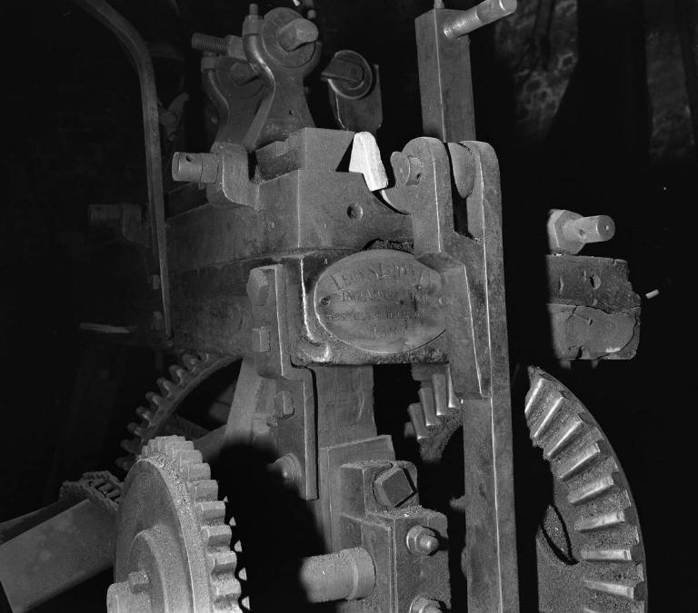 Atelier de fabrication, vue intérieure, machine à étirer le laiton de marque Leon Simonin, détail de la plaque du constructeur (état en 1985).