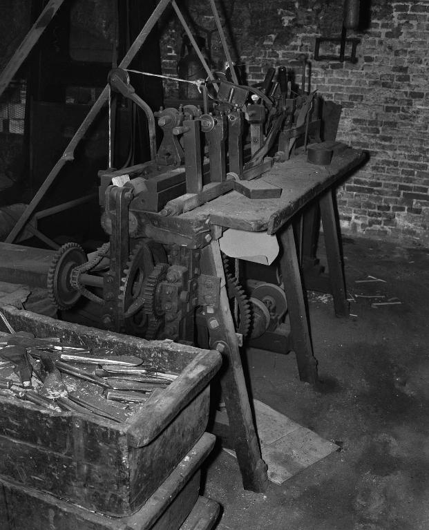 Atelier de fabrication, vue intérieure, machine à étirer le laiton de marque Leon Simonin installée dans les années 1880 et réutilisée par la taillanderie Soubeyran (état en 1985).