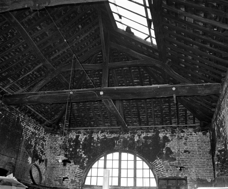 Vue intérieure d'un atelier, détail de la charpente (état en 1985).