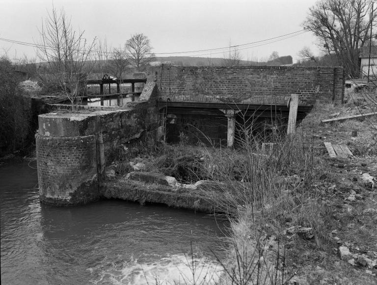 Vanne d'alimentation et vestiges du mur pignon de la filature.