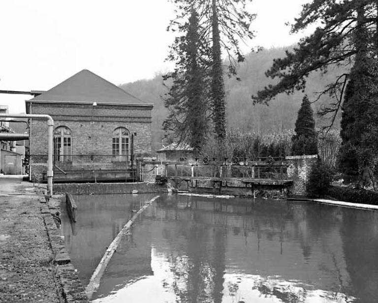 Canal d'amenée et bâtiment d'eau, depuis le nord (état en 1985).