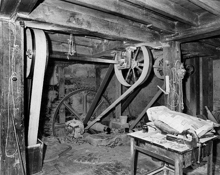 Rez-de-chaussée de la minoterie, vue intérieure, engrenage et arbre de transmission.