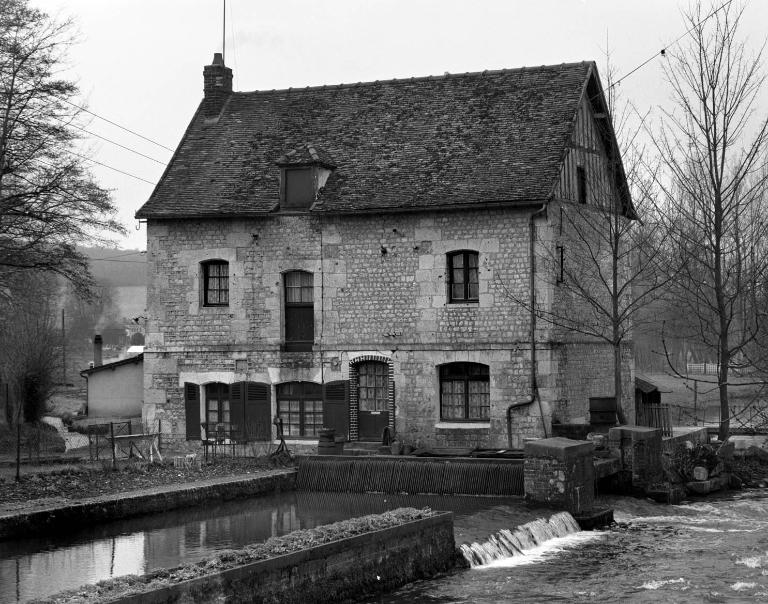 Vue rapprochée du moulin et du système hydraulique depuis le nord-est.