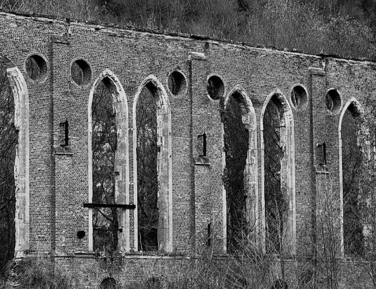 Vue détaillée des baies ogivales et oculi de la façade nord de la petite filature.