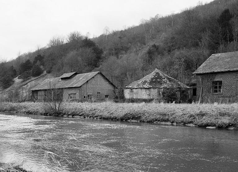 Vue partielle des bâtiments annexes (atelier de fabrication, entrepôt-remise, atelier de réparation-forge) depuis l'est.