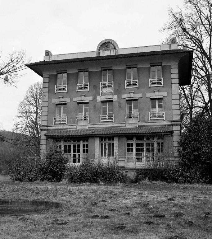 Façade du logement du PDG, dite maison des Terrasses, depuis le sud-ouest.