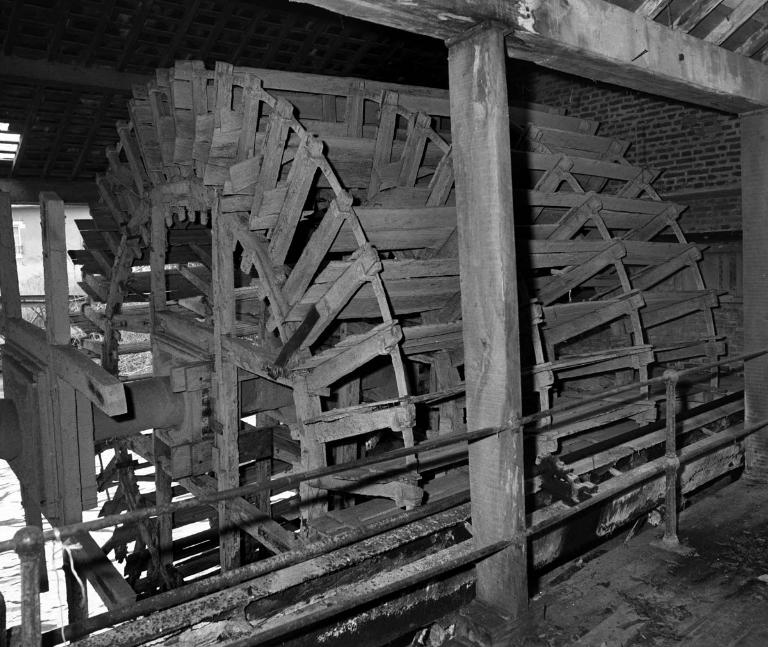 Roue hydraulique verticale de poitrine