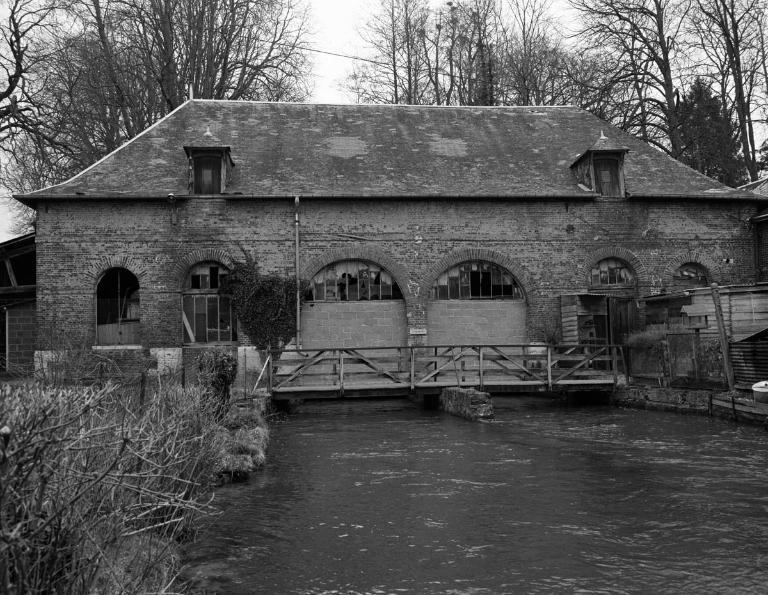 Vue générale du moulin et du canal d'amenée depuis l'est.