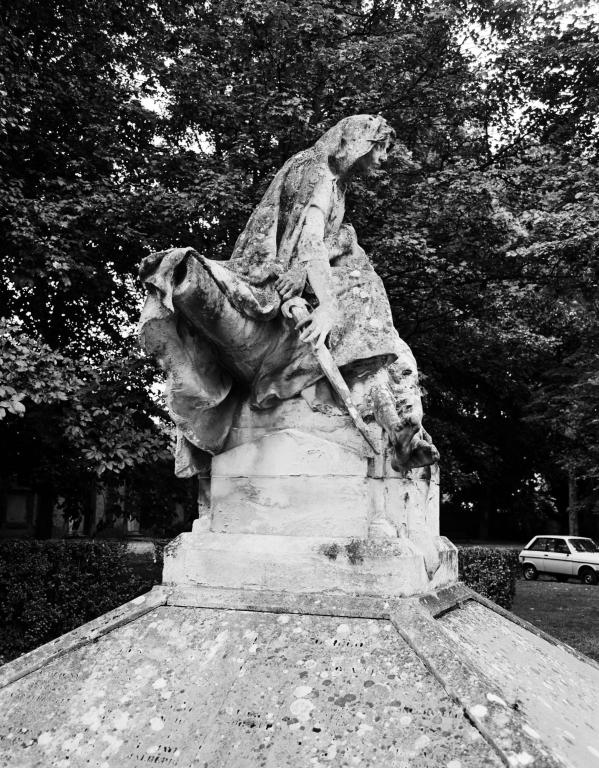 Vue d'ensemble du groupe statuaire, face latérale gauche (1985).
