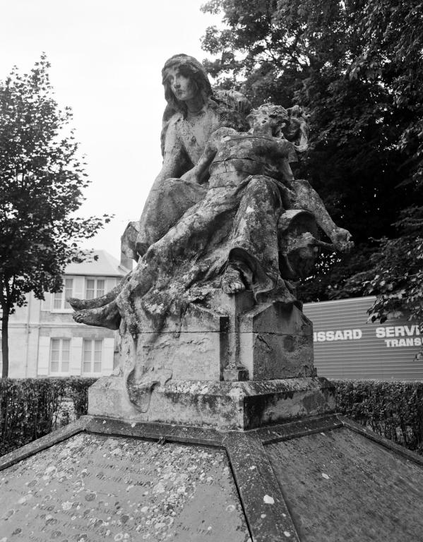 Vue d'ensemble du groupe statuaire, 3/4 droit (1985).