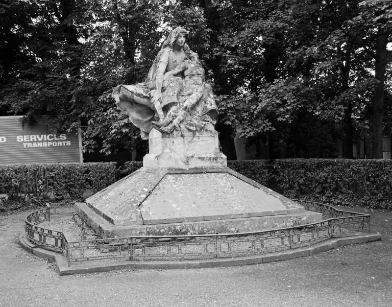 Vue d'ensemble du monument, face pricipale, angle 3/4 gauche (1985).