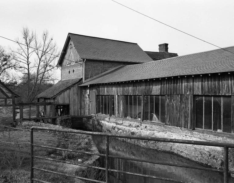 Canal d'amenée, atelier (scierie) au premier plan, moulin à l'arrière plan, depuis le sud.