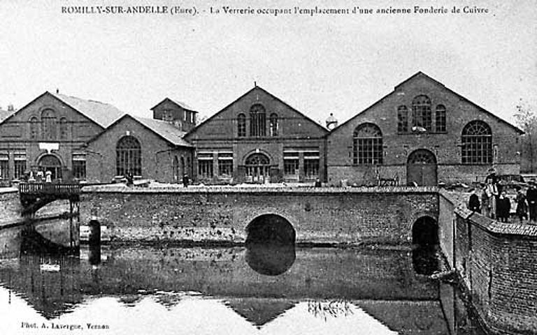 La verrerie occupant l'emplacement d'une ancienne Fonderie de Cuivre.- Carte postale, photogr A. Lavergne, Vernon, vers 1905.