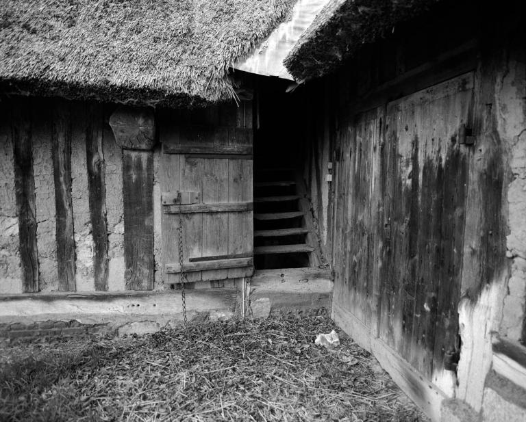 Pressoir, porte et escalier du comble.- Photographie de l'Inventaire général, 1989. 