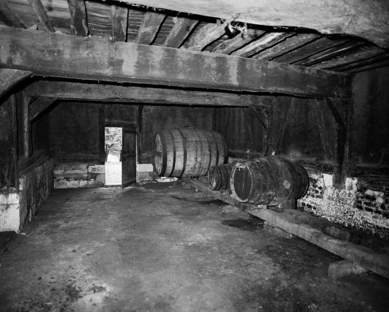 Cellier, salle ouest, élévation intérieure.- Photographie de l'Inventaire général, 1989. 