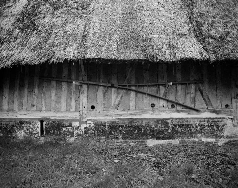 Cellier, élévation extérieure nord, détail d'une travée.- Photographie de l'Inventaire général, 1989. 