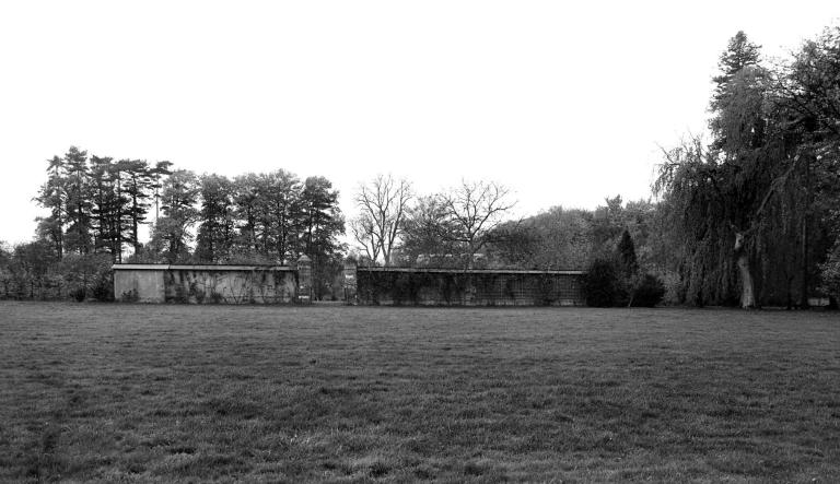 Parc, mur du verger.- Photographie de l'Inventaire général, 1989. 
