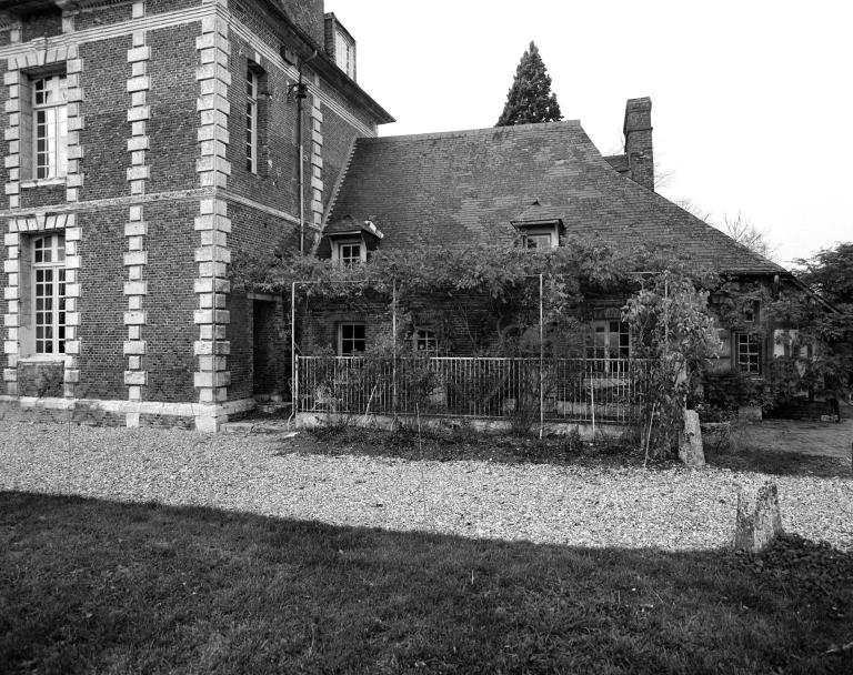 Logis, aile est, élévation extérieure.- Photographie de l'Inventaire général, 1989. 