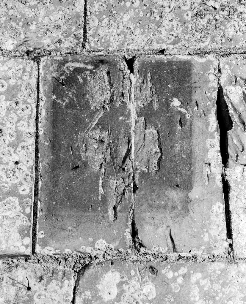 Sacristie, élévation extérieure Est, traces de la litre peinte