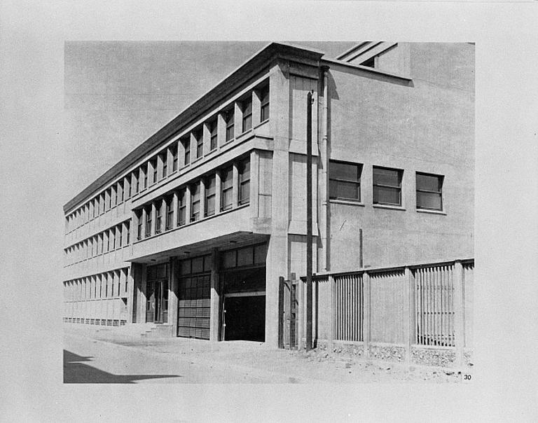 Bureaux des Chantiers et Ateliers Augustin Normand.- Photographie, par Gilbert Fernez, 1954 , tirée de : Le Havre ville neuve. Le Havre : 1954 (Coll. part.).