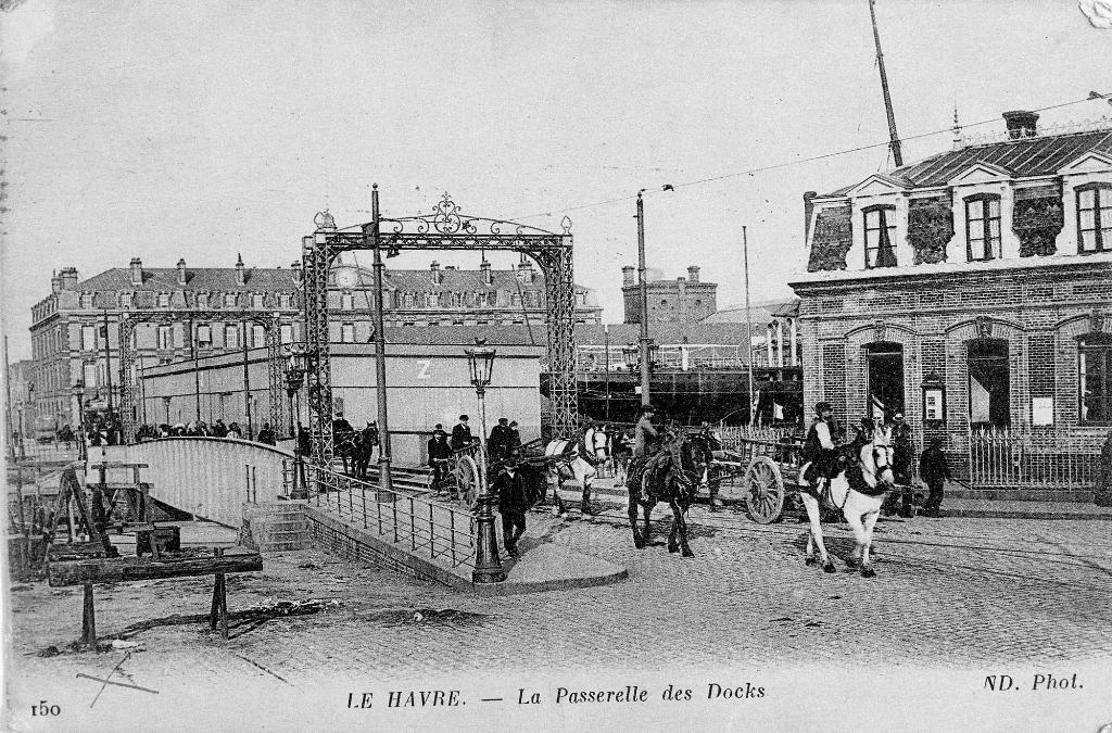La passerelle des Docks.- Certe postale ND. Phot, début XXe siècle (Coll. part.).