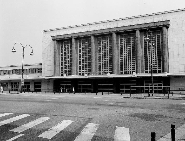 Gare de voyageurs, élévation extérieure ouest sur le cours de la République.