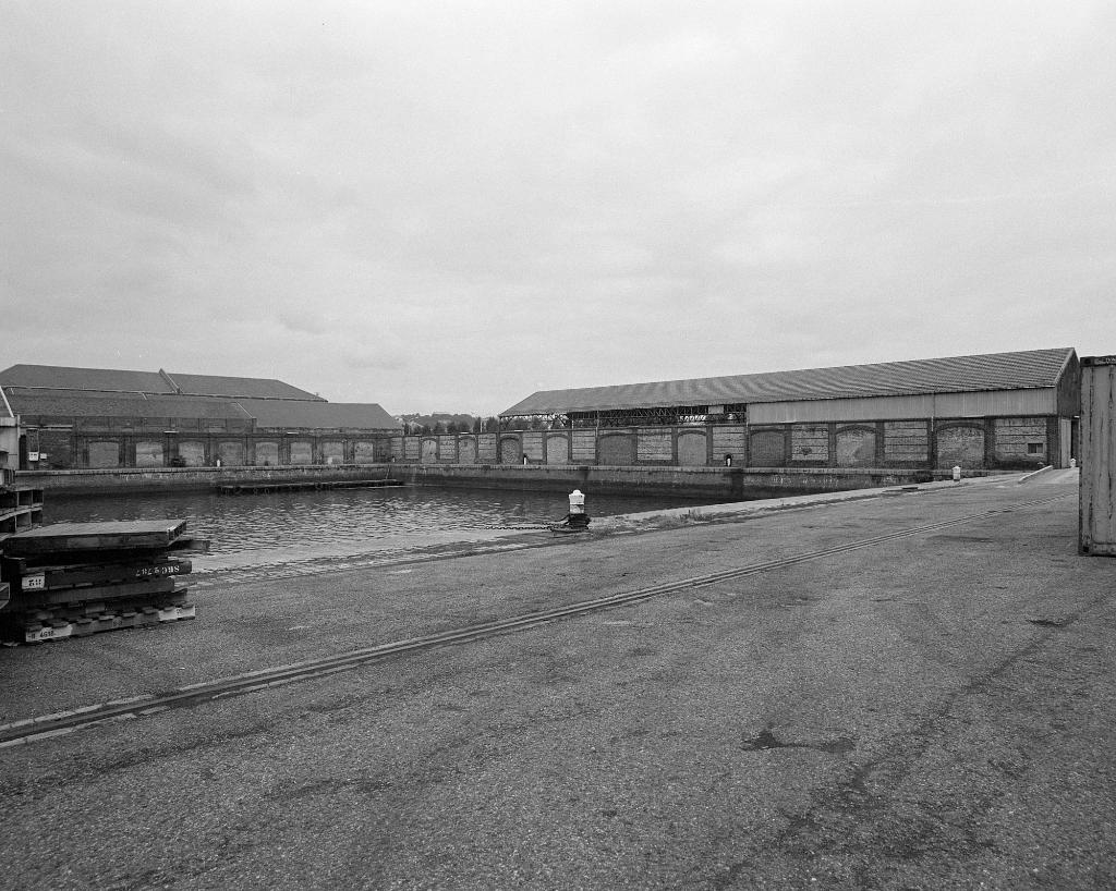 Elévations est et sud sur le bassin.